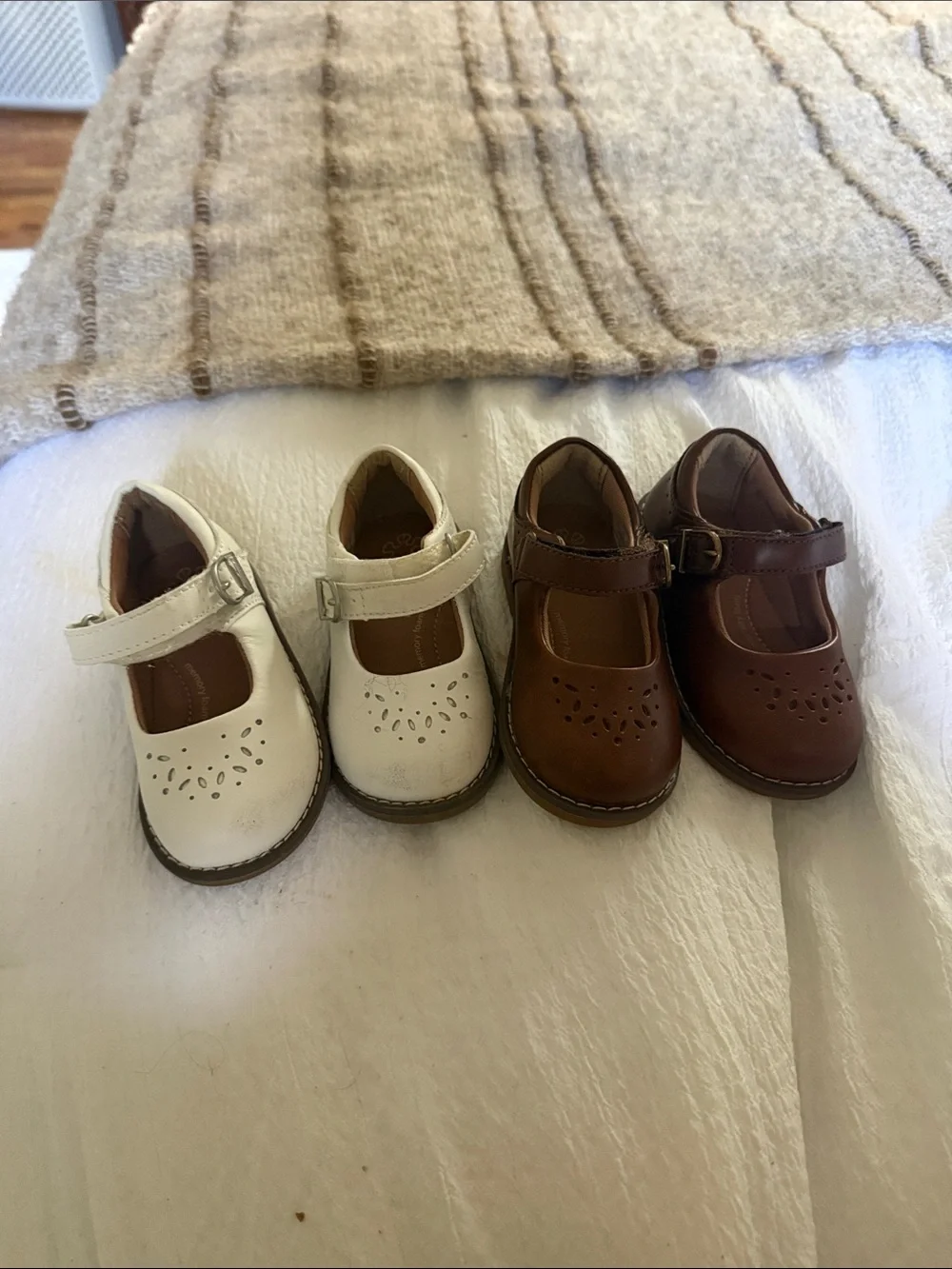 Stride Rite Girls Mary Jane Shoes in White and Brown